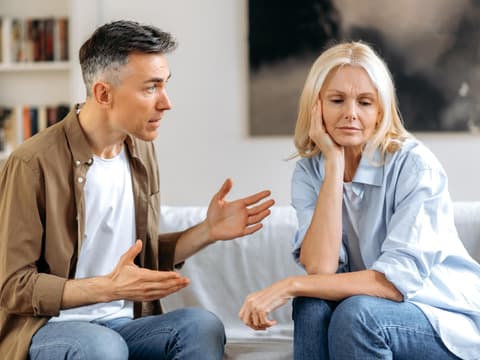 Paar sitzt auf dem Sofa und streitet sich