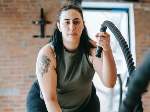 Mehr Sport treiben Frau macht Sport im Fitnessstudio