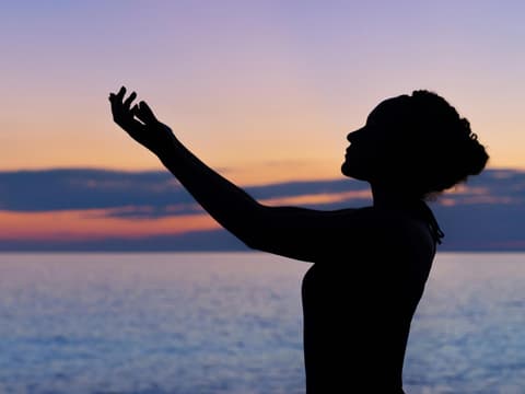 Die Löwe-Saison hat begonnen und rückt 4 Sternzeichen in den Mittelpunkt. Frau im Sonnenuntergang