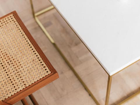 Wohntrends 2024 Marmor-Tisch und Rattan-Stuhl