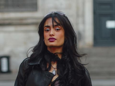Schwarze voluminöse Haare Schwarze voluminöse Haare