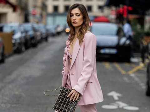 Frau im rosafarbenen Blazer