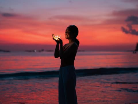 Sternzeichen Frau im Sonnenuntergang.