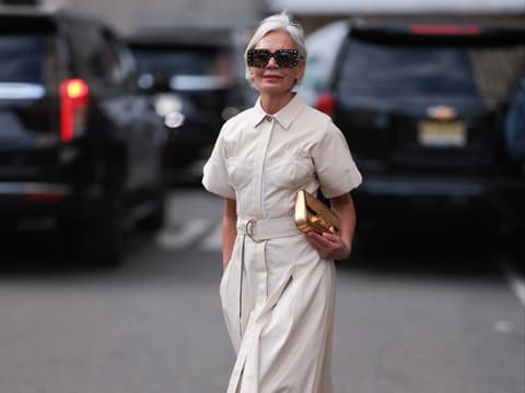 Styling-Tipps für Frauen ab 50: So wird das Outfit zum stilvollen Hingucker Frau trägt Kleid