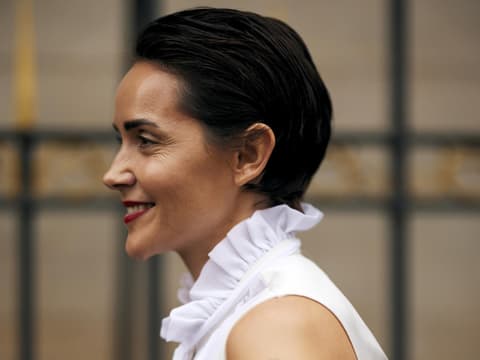 Frau mit Kurzhaarfrisur