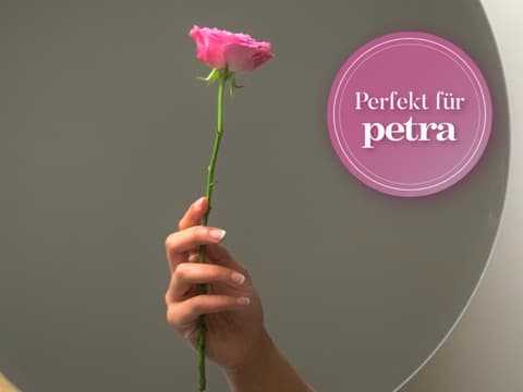 Perfekt für Petra Februar Frau hält Rose in der Hand