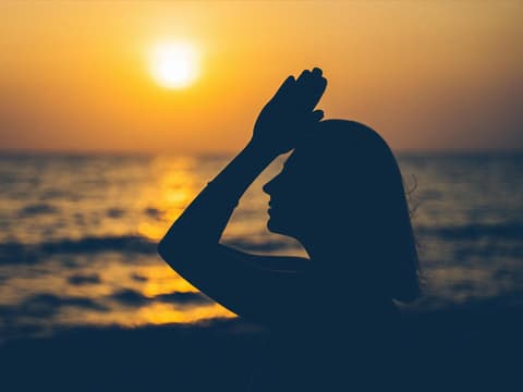 Frau im Sonnenuntergang
