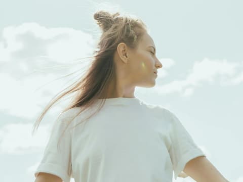 Frau mit weißem Basic Shirt