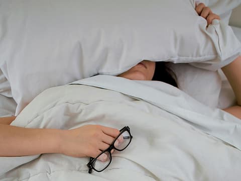 Frau hat Einschlafprobleme