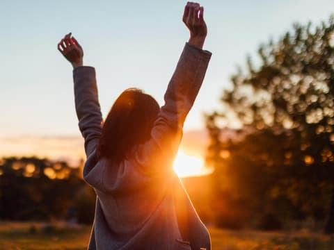 Frau bei Sonnenuntergang
