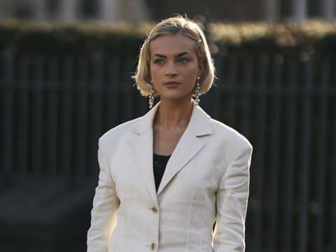 Kurzer, blonder Bob Frau trägt kurzen, blonden Bob