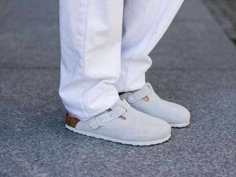 Birkenstocks reinigen ist gar nicht so schwer. Birkenstock Boston in Grau mit einer weißen Hose kombiniert.