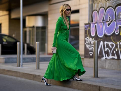 Frau in grüne Kleid mit Pumps
