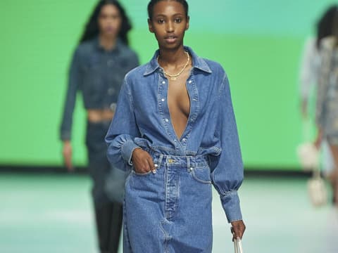 Welche Schuhe zum Jeansrock Frau in Jeansrock mit spitzen Ballerinas