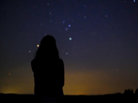 Wochenhoroskop: Das erwartet alle Sternzeichen vom 22. bis 28. Juli Wochenhoroskop: Frau blickt in den Sternenhimmel