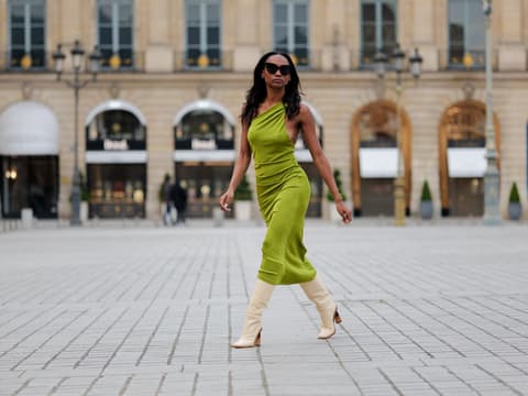 Grünes Kleid mit cremefarbenen Stiefeln