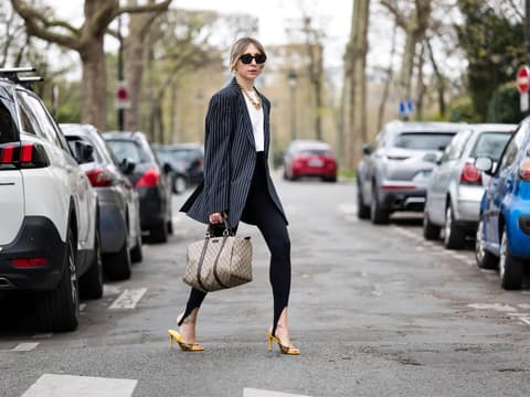 Frau in Leggings mit Blazer