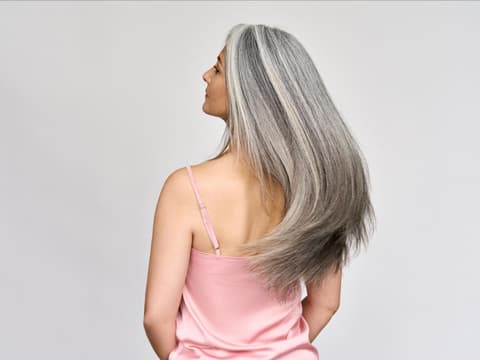 Frau mit langen, grauen Haaren.