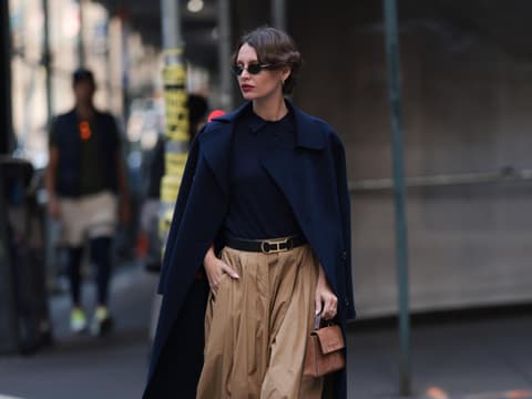 Die neuen Birkenstock-Boots sind das Must-have im Herbst Frau in Herbst-Outfit