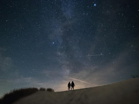 Pärchen vor dem Sternenhimmel