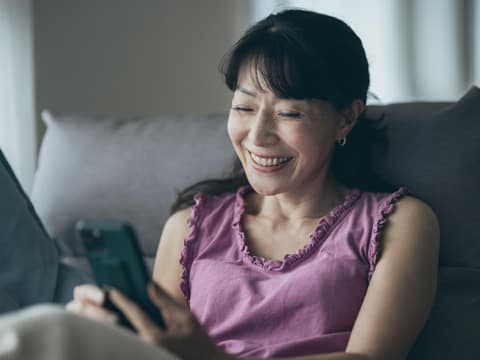 Frau lächelt in ihr Handy