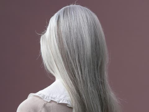 Frau mit langen, grauen Haaren.