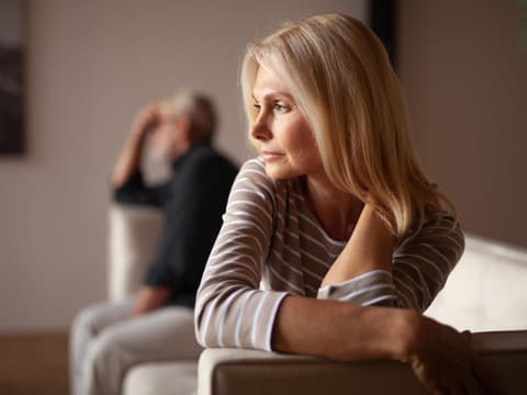 Welche Sternzeichen laut Studie besonders oft untreu sind, liest du hier. Frau und Mann in einer Krise