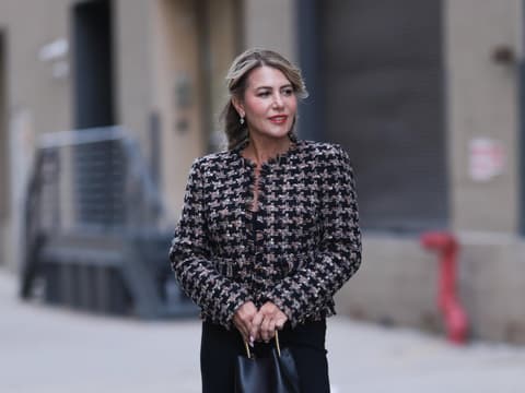Rote Lippen sind im Herbst besonders angesagt. Frau mit Boucléjacke und roten Lippen