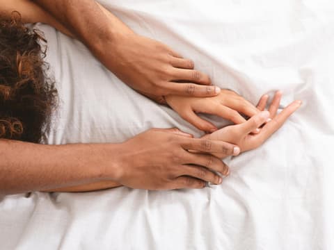 Welche Sternzeichen im Bett zusammenpassen, liest du hier. Mann und Frau zusammen im Bett