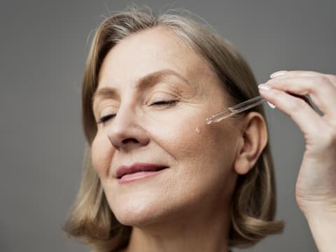 Frau verwendet Gesichtsserum