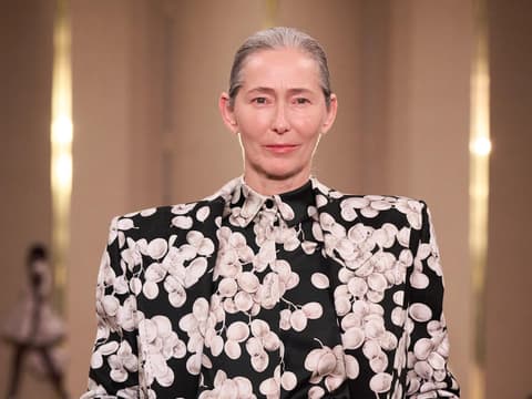 Balmain Model mit grauem Haar Balmain Model mit grauem Haar