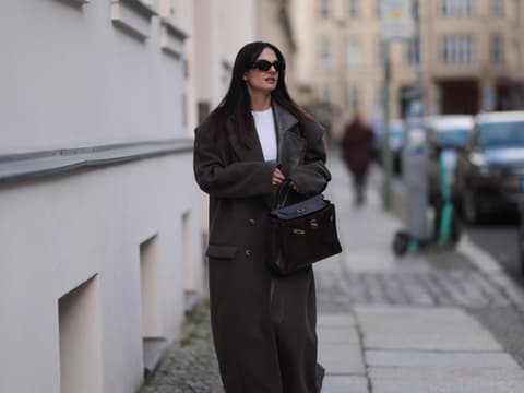 Frau in dunkelbraunem Mantel