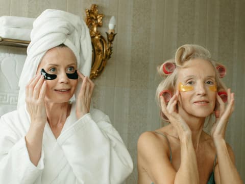 Zwei ältere Frauen im Badezimmer