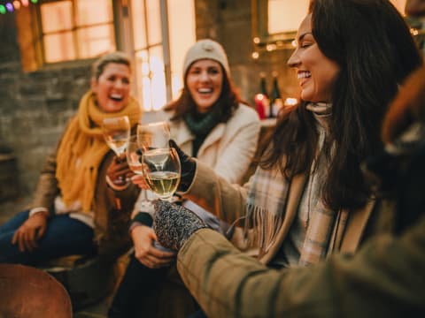 Freundinnen trinken Wein zusammen