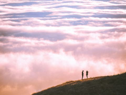 Diese Sternzeichen lieben tiefgründig – auch wenn es nicht immer so wirkt. Paar vor Himmel