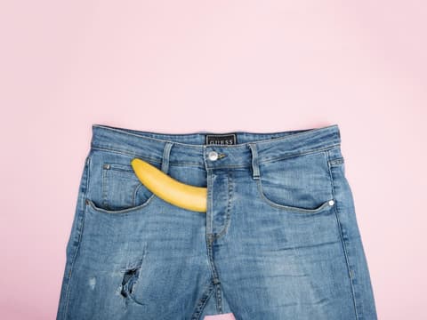 Darum ist Selbstbefriedigung für Männer normal – auch in einer Beziehung. Hose mit Banane