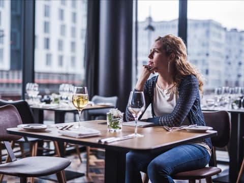 Warum findest du keinen Partner? Diese 10 Gründe könnten dahinter stecken. Frau allein im Restaurant