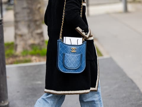 Denim Bags sind der Handtaschen-Trend für 2025. Frau mit Denim Handtasche