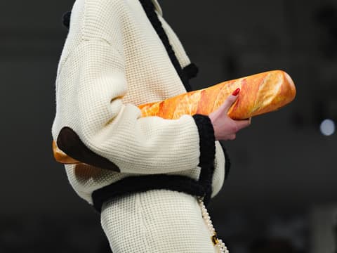 Frau mit Baguette Handtasche von Moschino