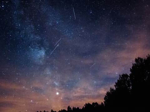 Welches dein Glückstag im Dezember ist, erfährst du in unserem Horoskop. Sternenhimmel mit Sternschnuppen