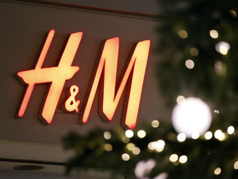 Diese Teile aus der H&M Holiday-Kollektion solltest du nicht verpassen. H&M Logo an Weihnachten