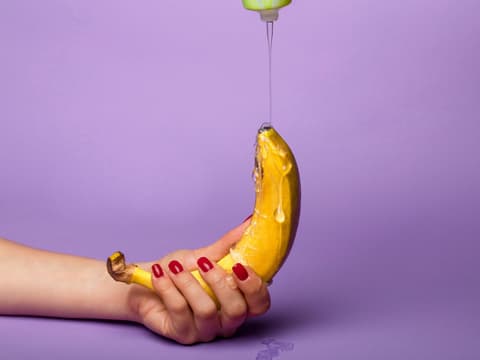Frau hält Banane