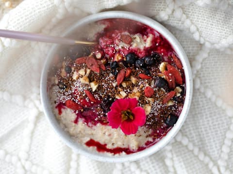 Porridge in einer Schüssel mit verschiedenen bunten Toppings.