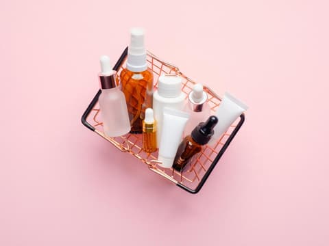 Skinimalism steht für eine reduzierte Hautpflegeroutine. Hautpflege Produkte