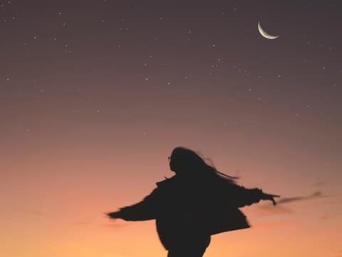 Frau vor Sternenhimmel
