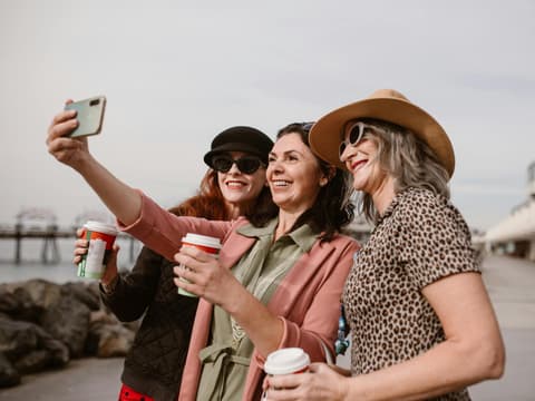 Freundinnen machen ein Selfie