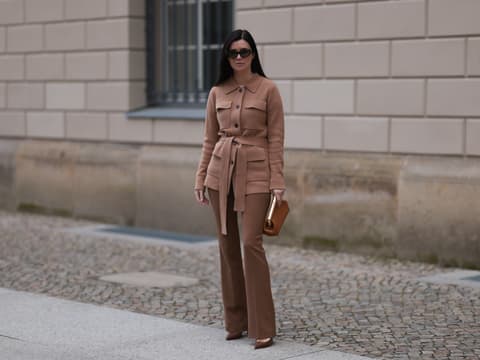 Die Pantone Farbe des Jahres 2025 ist ein hellbraunes Mocha Mousse. Frau in hellbraunem Ton-in-Ton-Outfit