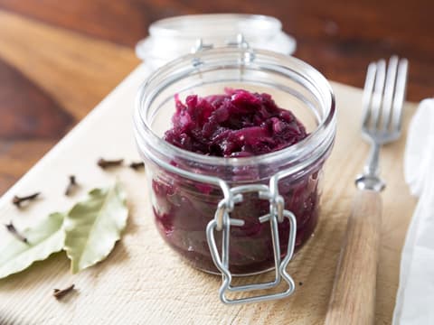 Rotkohl im Glas mit offenem Deckel.