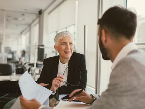 Manche Vornamen kommen in Führungspositionen öfter vor. Frau sitzt mit einem Mann im Büro am Schreibtisch