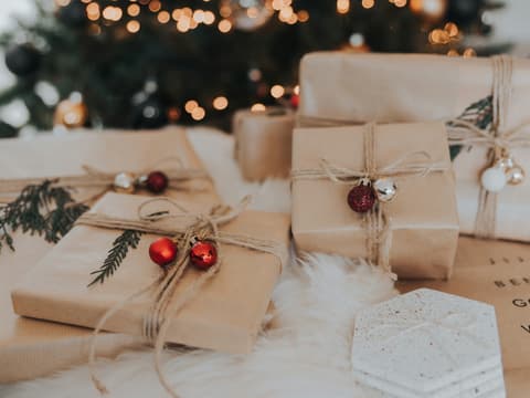 Weihnachtsgeschenke unter dem Tannenbaum